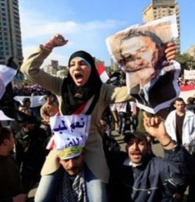 انصار مبارك حاولوا اقتحام ماسبيرو واشتبكوا مع شباب الثورة