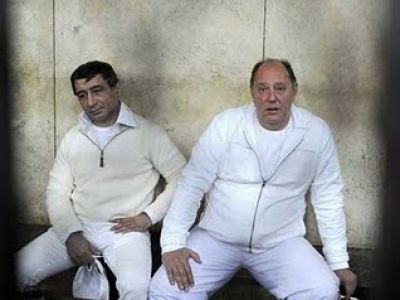 سجناء طرة يتظاهرون بعد نقل زملاء لهم لإفساح مكان لرجال مبارك رافعين شعار «السجن يريد ترحيل النظام»