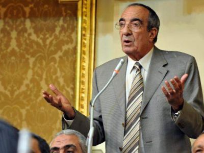 مصادر: علاء مبارك طلب شهادة زكريا عزمى لتبرئة والده من قتل المتظاهرين