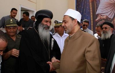 شيخ الأزهر يشرب «الشاي» داخل كنيسة «أطفيح».. والقساوسة يهدونه مصحفاً