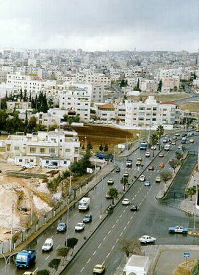 اردني يخلع بنطاله امام الموظفين مطالبا بمعونة شهرية