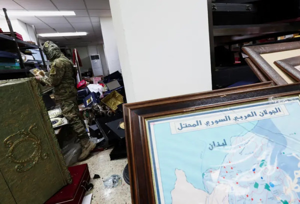 بالصور: آخر ما تركه الرئيس السوري السابق بشار الأسد على مكتبه قبل المغادرة
