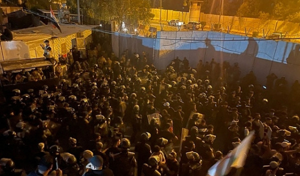 احتجاجاً على حرق القرآن.. اقتحام سفارة السويد في بغداد وإضرام النار فيها