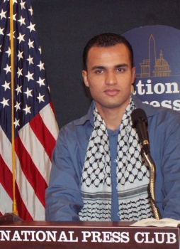 بعد أن فاز بأفضل قصة صحفية على مستوى العالم: الصحفي الفلسطيني محمد المغير ينتزع دموع الأمريكان بحديثه عن الخُبّيزة