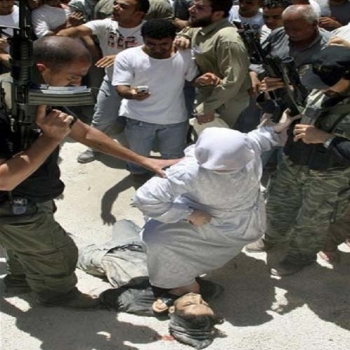 كتائب شهداء الاقصى تعتقل فلسطيني متهم بالتعاون مع المخابرات الاسرائيلية في كنيسة المهد