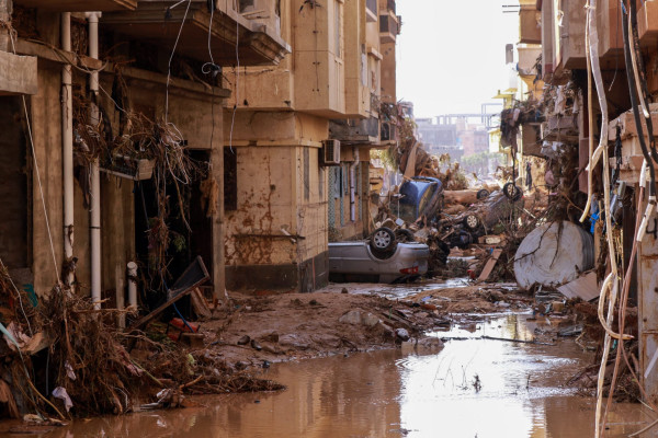 لحظات مرعبة عاشها سكان عمارة ليبية اجتاحتها الفيضانات