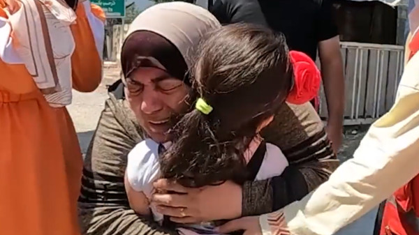 لحظات عاطفية مؤثرة لطفلة تجتمع بجدتها لأول مرة عقب زلزال تركيا المدمر