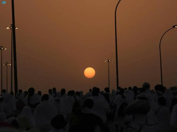 حجاج بيت الله الحرام ينفرون إلى مزدلفة بعد أداء ركن الحج الأعظم