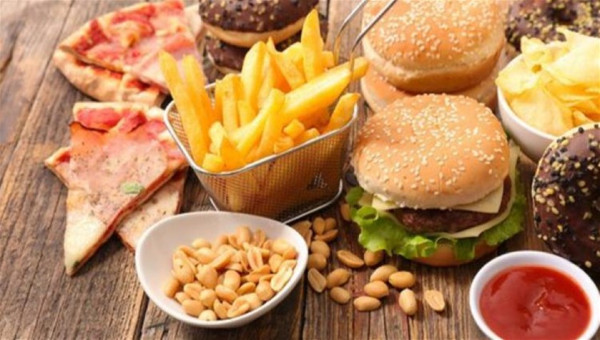 أطعمة تزيد من خطر الإصابة بالقلب والسكري