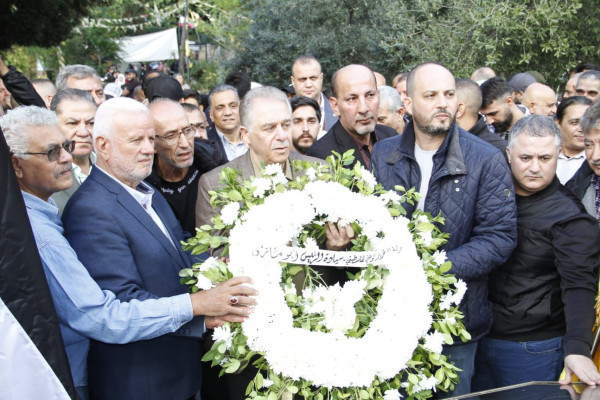 دبور يزور مثوى الشهداء ويضع إكليلاً باسم الرئيس عباس بالذكرى العشرين لاستشهاد عرفات