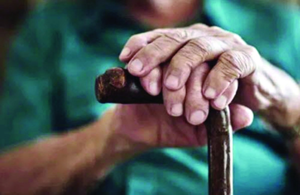 أخصائية تحذر كبار السن من تناول "الأيس كريم"