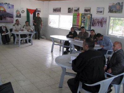 عنصر في الامن الفلسطيني في جنين قام بعمليات سطو مسلح على منازل مواطنين وسرقة اموالهم تحت تهديد السلاح