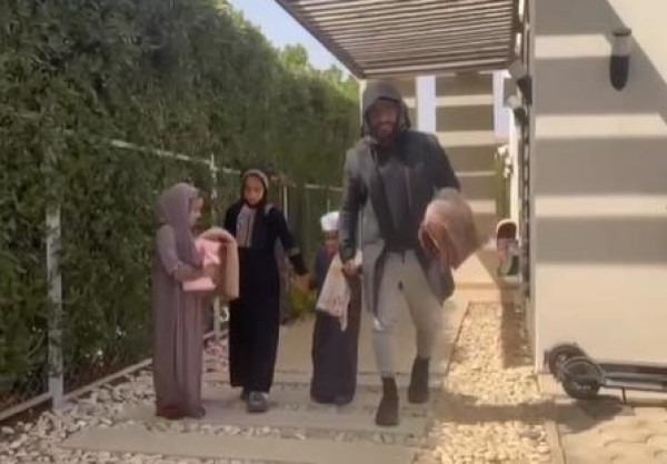 بالفيديو.. تامر حسني يصطحب أطفاله لأداء صلاة الجمعة