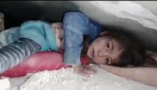 "طلعني ورح اشتغل خدامة عندك".. فيديو موجع لطفلة سورية تحت الأنقاض