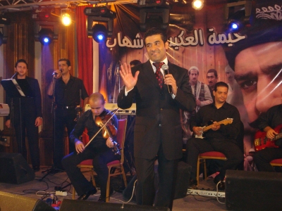 الفنان رضا يحيي حفلة ضمن مهرجان سباق الهجن