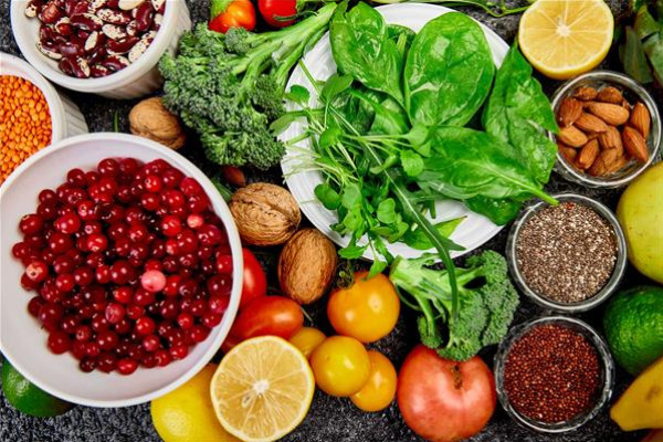 أطعمة تعزز من عمل الذاكرة.. تعرف عليهم