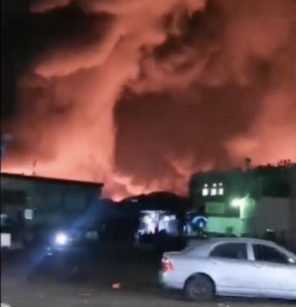 بالفيديو.. اندلاع حريق ضخم في سوق الصواريخ بجدة