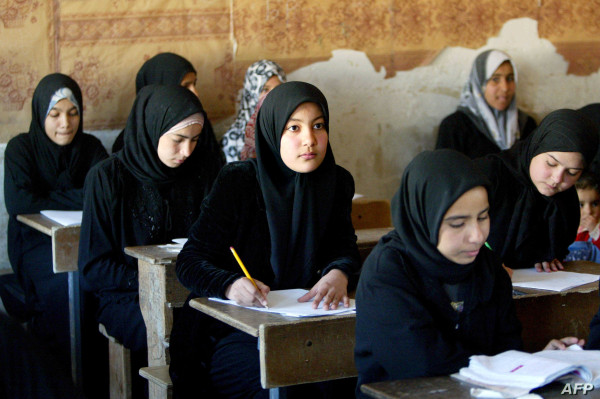 طالبة عراقية تنجب وليدها على مقاعد الدراسة ووزارة التعليم تعلّق