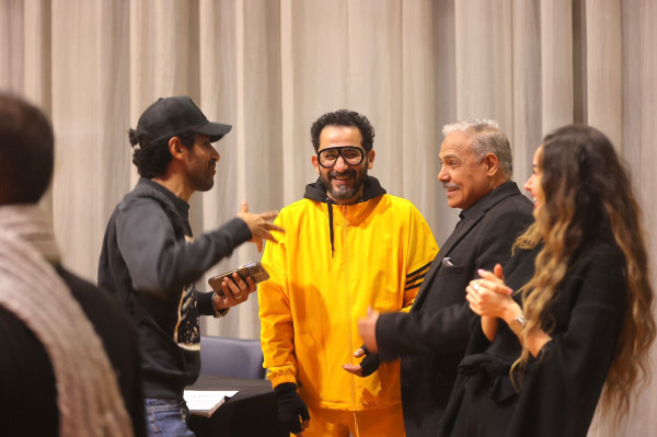 بالصور.. أحمد حلمي وصناع العمل المسرحي "ميمو" يواصلون البروفات وجلسات العمل