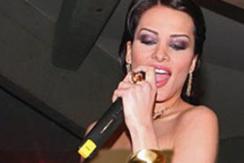 مهووس دومينيك يطالبها بعلاقة حميمة وإلا شوه وجهها