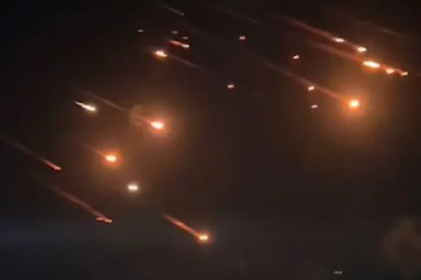 اخبار العالم – وسائل إعلام إسرائيلية: إيران أطلقت نحو 250 صاروخا على إسرائيل، نصفها صواريخ عنقودية