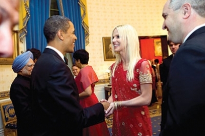 حتى الرئيس أوباما لم يفلت من الزوجين المتطفلين..شاهد الصور