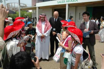 معلم يجبر طالبا سعوديا على تقبيل قدمه أمام زملائه