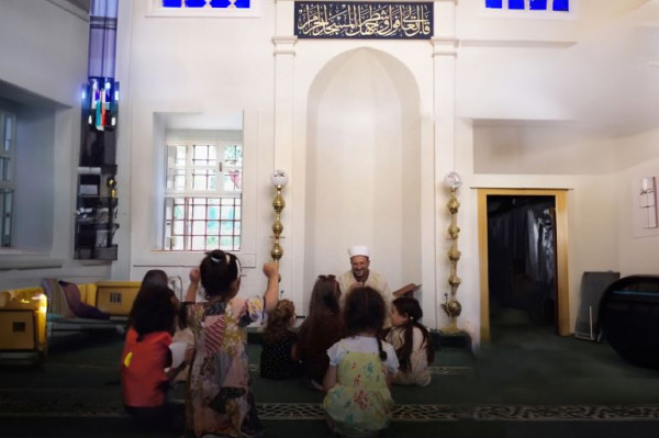 شاهد.. أمام مسجد يشجع الأطفال على القدوم للمسجد بطريقة ظريفة