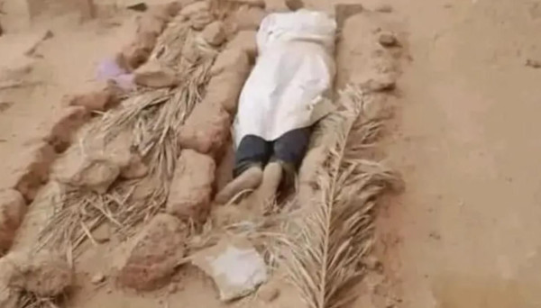لمدة عامين وحزناً على وفاتها.. شاب جزائري ينام بجوار قبر والدته