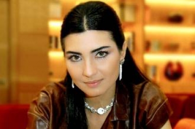 فتيات أردنيات يقبلن على حواجب لميس وشعر شريفة الأحمر