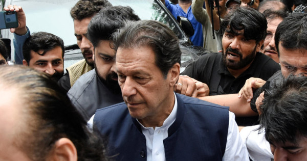 باكستان: اعتقال عمران خان بعد صدور حكم بسجنه