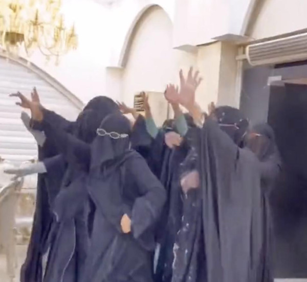 شاهد.. سيدة تقتحم حفل زفاف زوجها على عروس أخرى
