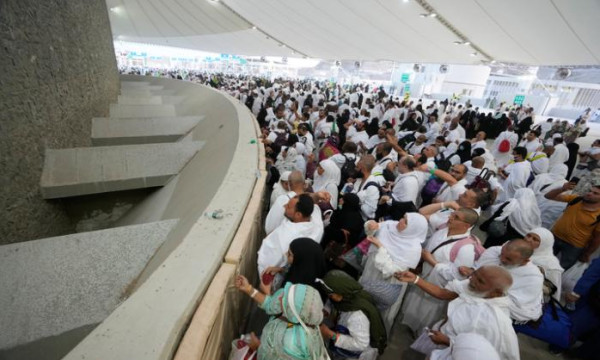 حجاج بيت الله الحرام يستقبلون أول أيام التشريق برمي الجمرة الصغرى