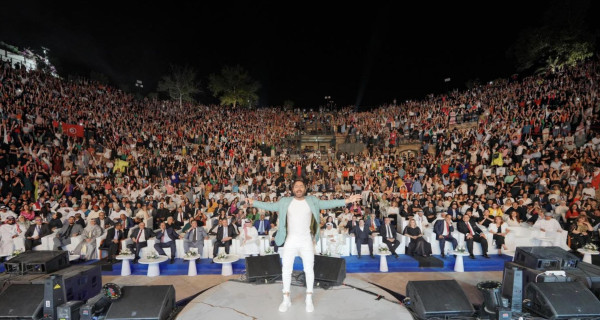 بالفيديو.. تامر حسني يغني هرمون السعادة لأول مرة