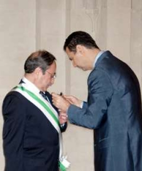 الرئيس الاسد يقلد الفنان دريد لحام وسام الاستحقاق السورى