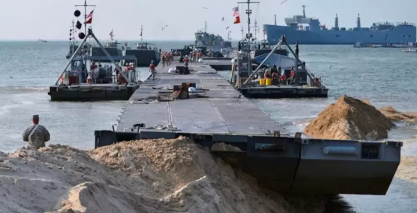 الأمواج تجرف جزءا من الميناء الأميركي العائم قبالة سواحل غزة