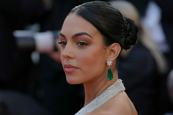 جورجينا تخطف الأنظار بإطلالة مثيرة لها
