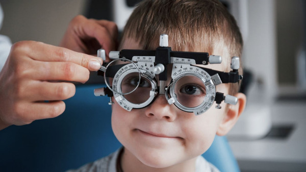 دراسة تثبت فوائد قضاء الوقت خارجاً على العين للأطفال