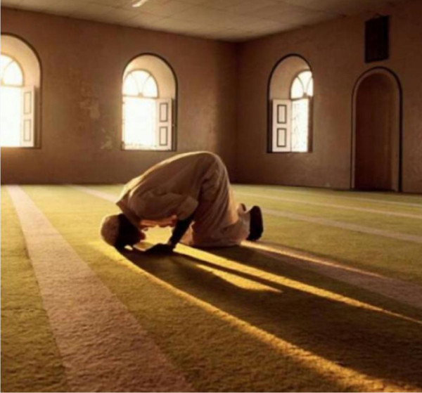 ما حكم أداء صلاة الظهر خلف إمام يصلي العصر؟