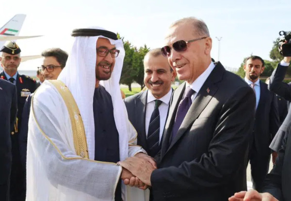 أردوغان يبحث مع بن زايد تعزيز العلاقات الاستراتيجية