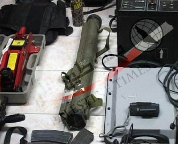شاهد الصور:حماس تعرض صورا لاسلحة المقاومة العراقية صادرتها قوات الاحتلال الامريكي على انها اسلحة شاحنات حرس الرئيس