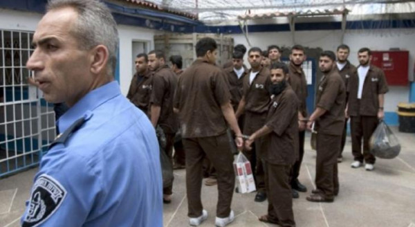 مركز فلسطين: 8 أسرى أمضوا أكثر من 3 عقود ونصف في سجون الاحتلال