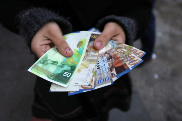 نقابة موظفي غزة تعقب على قرار تخفيض نسبة صرف الرواتب