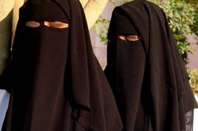 داعية سعودي يطلب من النساء ارتداء النقاب ذي العين الواحدة