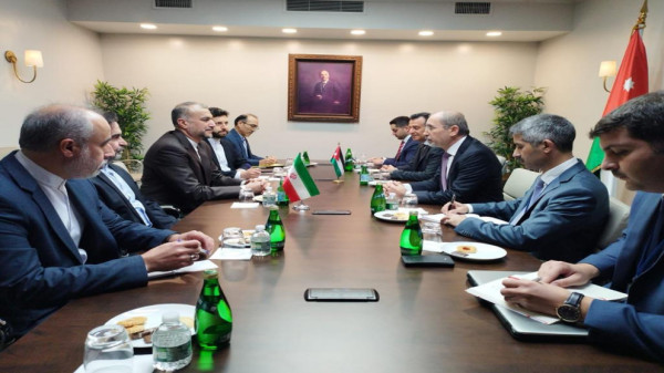 وزير الخارجية الأردني يلتقي نظيره الإيراني