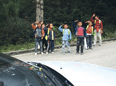 الصين تفرض على الأطفال تحية السيارات