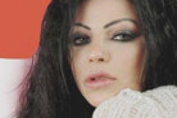 غرام.. ارتدت ملابس مثيرة لتجسد صراعات العالم العربي المختلفة