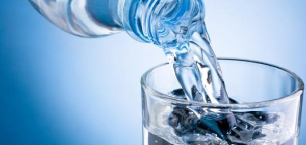 ما هي كمية الماء التي يجب على الإنسان شربها في اليوم؟