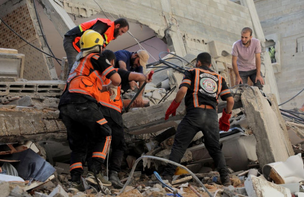 الدفاع المدني بغزة: الكثير من المواطنين الأحياء تحت أنقاض المساكن والمنشآت المدمرة