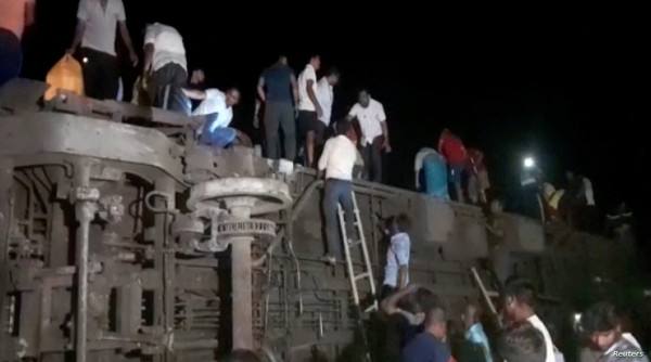 شاهد: مقتل 50 شخصاً وإصابة المئات بحادث قطار مروع في الهند